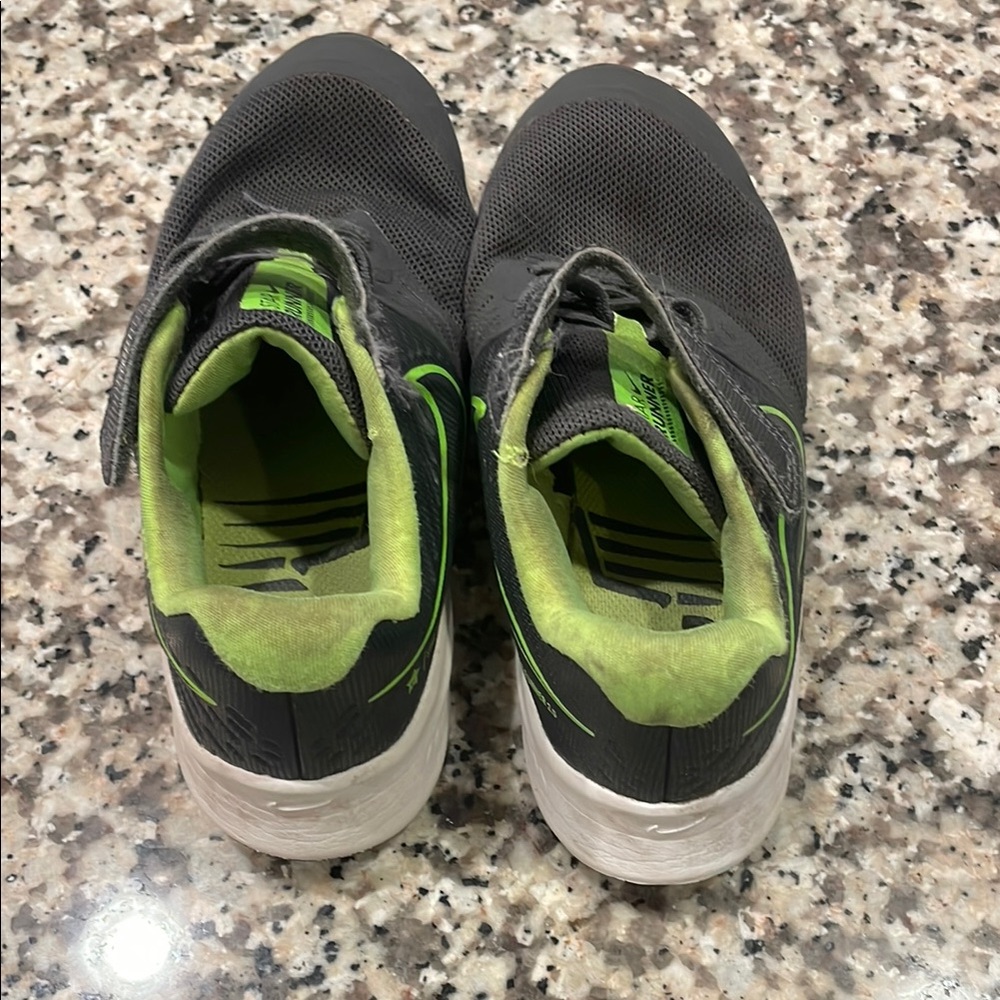 Nike Black and Green Sneakers Modern Comfort
